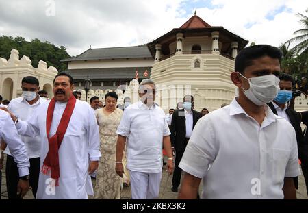 Präsident Gotabaya Rajapaksa, der Premierminister seiner Brüder Mahinda Rajapaksa und seine Frau Shiranthi Rajapaksa verlassen das Haus, nachdem sie am 12. August 2020 an einer Veranstaltung zur Vereidigung der neuen Kabinettsminister im Tempel der Heiligen Zahnreliquie in Kandy, Sri Lanka, teilgenommen hatten. (Foto von Tharaka Basnayaka/NurPhoto) Stockfoto