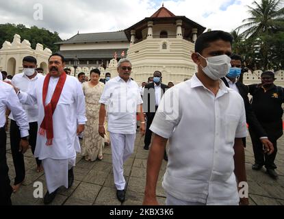 Präsident Gotabaya Rajapaksa, der Premierminister seiner Brüder Mahinda Rajapaksa und seine Frau Shiranthi Rajapaksa verlassen das Haus, nachdem sie am 12. August 2020 an einer Veranstaltung zur Vereidigung der neuen Kabinettsminister im Tempel der Heiligen Zahnreliquie in Kandy, Sri Lanka, teilgenommen hatten. (Foto von Tharaka Basnayaka/NurPhoto) Stockfoto