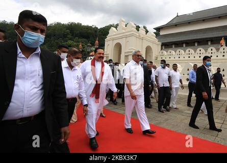 Präsident Gotabaya Rajapaksa und der Premierminister seiner Brüder Mahinda Rajapaksa verlassen das Land, nachdem sie am 12. August 2020 an einer Veranstaltung zur Vereidigung der neuen Kabinettsminister im Tempel der Heiligen Zahnreliquie in Kandy, Sri Lanka, teilgenommen hatten. (Foto von Tharaka Basnayaka/NurPhoto) Stockfoto