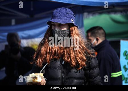 Soziale Organisationen, die am 13. August 2020 in Buenos Aires, Argentinienden 9.. Tag der Popular Pots im Obelisken, im Rahmen der gesundheitlichen Notlage durch COVID-19 und der wirtschaftlichen und sozialen Krise dieser populären Sektoren abgehalten wurden. Sie fordern, dass ihre unbezahlte Arbeit als wesentlich für ihre Aufgabe anerkannt wird. (Foto von Carol Smiljan/NurPhoto) Stockfoto