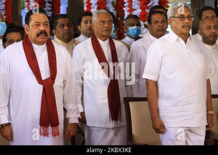 Der Premierminister von Sri Lanka, Mahinda Rajapaksa (L), sein älterer Bruder Chamal Rajapaksa (2L) und sein jüngerer Bruder, präsident Gotabaya Rajapaksa (3L) singt die Nationalhymne Sri Lankas während einer Veranstaltung zur Vereidigung der neuen Minister im historischen ''Maguul Maduwa''/ ''Assembly Hall''', der sich am Tempel der Heiligen Zahnreliquie befindet, wo die alten srilankischen Könige ihre Minister trafen und trugen Aus den täglichen Verwaltungsaufgaben in Kandy, Sri Lanka 12. August 2020. (Foto von Tharaka Basnayaka/NurPhoto) Stockfoto