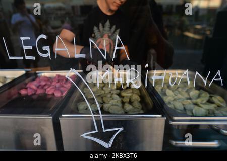 Resto Bar Stand mit 'legal marihuana' pierogi. Die Ausgabe 18. des jährlichen „Pierogi“-Festivals (Knödelfest) findet auf dem kleinen Marktplatz von Krakau statt, an dem nur wenige ausländische Touristen und Einheimische aufgrund der anhaltenden Coronavirus-Pandemie teilnehmen. Am Mittwoch, den 12. August 2020, in Krakau, Polen. (Foto von Artur Widak/NurPhoto) Stockfoto