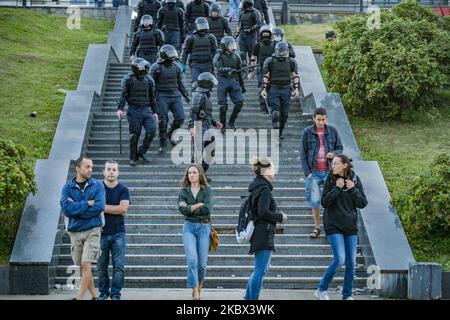 Bereitschaftspolizisten patrouillieren am 11. August 2020 auf den Straßen von Minsk, Weißrussland. Nach den angeblich betrügerischen Präsidentschaftswahlen in Belarus gibt es eine hohe Präsenz von Polizisten, die die Stadt patrouillieren und Menschen verhaften. (Foto von Celestino Arce/NurPhoto) Stockfoto