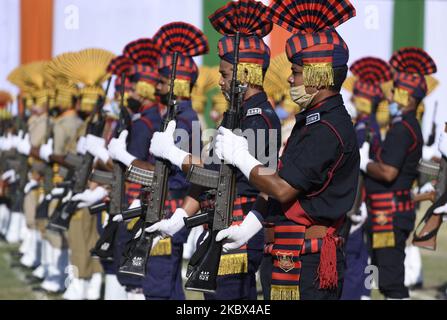 Indische paramilitärische Soldaten, die während der Generalproben für die Feierlichkeiten zum Unabhängigkeitstag 74., inmitten der anhaltenden COVID-19-Pandemie, am Donnerstag, den 13. August 2020 in Guwahati, Assam, Indien, eine Maske tragen. (Foto von David Talukdar/NurPhoto) Stockfoto