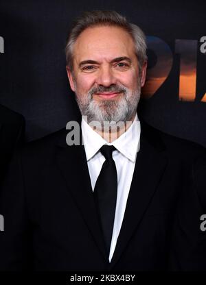 Foto vom 04/12/19 des Regisseurs Sir Sam Mendes, der 1917 an der Weltpremiere im Leicester Square, London, teilnahm. Der mit dem Academy Award ausgezeichnete Regisseur hat das neue Förderprogramm des Arts Council England (ACE) kritisiert, das zu einer Kürzung der Zuschüsse für das Donmar Warehouse Theatre führen wird und darauf besteht, dass es der gesamten Branche lang anhaltenden Schaden anrichten wird. Ausgabedatum: Freitag, 4. November 2022. Stockfoto