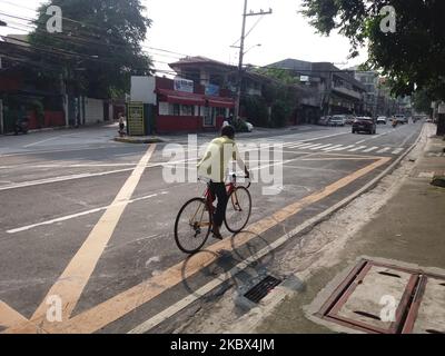 Ein Mann fährt während der Coronavirus-Pandemie am Freitag, den 14. August 2020, in Manila, Philippinen, mit dem Fahrrad. Die Filipinos haben sich zur Arbeit und zur Erfüllung wichtiger Aufgaben auf Fahrräder zurückgegriffen, da die öffentlichen Verkehrsmittel nach wie vor aufgrund von Lockdown-Maßnahmen der Regierung zur Eindämmung der Ausbreitung der neuartigen Coronavirus-Krankheit (COVID-19) ausgesetzt sind. (Foto von Richard James Mendoza/NurPhoto) Stockfoto