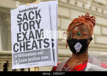 A Level Studenten protestieren vor Downing Street, London, Großbritannien, am 14. August 2020. Die Prüfungen wurden aufgrund von Covid-19 abgesagt und die Noten wurden anhand der Vorhersagen der Lehrer und einer Formel zur Standardisierung der Ergebnisse in den Schulen berechnet. 39,1 % der Schätzungen der Lehrer für Schüler wurden um eine oder mehrere Klassen angepasst, was etwa 280.000 Eintragungen entspricht. (Foto von Lucy North/MI News/NurPhoto) Stockfoto