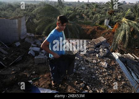 Ein Palästinenser inspiziert nach einem israelischen Luftangriff östlich des Al-Bureij-Lagers für palästinensische Flüchtlinge im zentralen Gazastreifen am 15. August 2020 Schutt und andere Schäden auf einem Dach. (Foto von Majdi Fathi/NurPhoto) Stockfoto