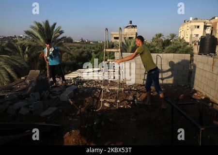 Palästinensische Jugendliche inspizieren Schutt und andere Schäden auf einem Dach nach einem israelischen Luftangriff östlich des Al-Bureij-Lagers für palästinensische Flüchtlinge im zentralen Gazastreifen am 15. August 2020. (Foto von Majdi Fathi/NurPhoto) Stockfoto