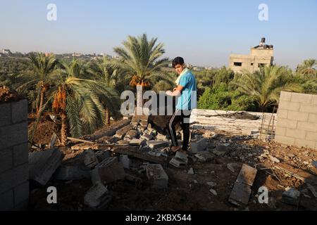 Ein Palästinenser inspiziert nach einem israelischen Luftangriff östlich des Al-Bureij-Lagers für palästinensische Flüchtlinge im zentralen Gazastreifen am 15. August 2020 Schutt und andere Schäden auf einem Dach. (Foto von Majdi Fathi/NurPhoto) Stockfoto