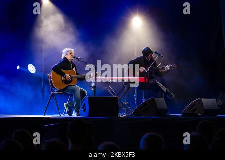 Der portugiesische Künstler Jorge Palma nimmt am fünften Konzert, von acht Konzerten, mit portugiesischen Künstlern, Teil, das am 14. August 2020 in den Gärten des Palácio de Cristal in Porto, Portugal, stattfindet. Diese Initiative hat 600 Sitze, die notwendigen Sicherheitsabstände aufgrund der Covid-19-Pandemie, und sie ist auch eine große Unterstützung für den portugiesischen Künstler und die portugiesische Kultur, die aufgrund der Pandemie ohne Mittel der Nachhaltigkeit vorkam. (Foto von Rita Franca/NurPhoto) Stockfoto