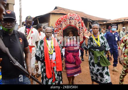 Die Arugba tragen symbolische Statuen von Osun während des jährlichen Festivals zu ihren Ehren in Osogbo, Südwest-Nigeria, am 14. August 2020. Das jährliche Kulturfestival rund um den heiligen Hain, das 2005 zum UNESCO-Weltkulturerbe erklärt wurde, zieht Zehntausende von ethnischen Yoruba-Nigerianern und andere an, um die Überreste der Verbindung zwischen Menschen und der Flussgöttin zu markieren, von der angenommen wird, dass sie göttliche Gunst und Fruchtbarkeit bringt. (Foto von Olukayode Jaiyeola/NurPhoto) Stockfoto