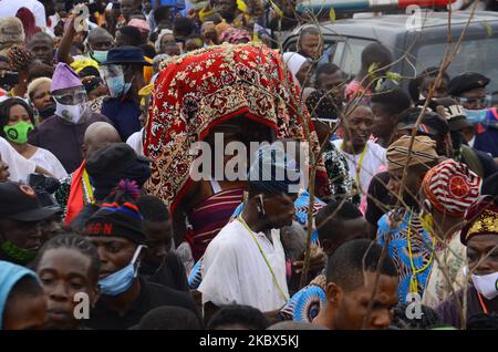 Die Arugba tragen symbolische Statuen von Osun während des jährlichen Festivals zu ihren Ehren in Osogbo, Südwest-Nigeria, am 14. August 2020. Das jährliche Kulturfestival rund um den heiligen Hain, das 2005 zum UNESCO-Weltkulturerbe erklärt wurde, zieht Zehntausende von ethnischen Yoruba-Nigerianern und andere an, um die Überreste der Verbindung zwischen Menschen und der Flussgöttin zu markieren, von der angenommen wird, dass sie göttliche Gunst und Fruchtbarkeit bringt. (Foto von Olukayode Jaiyeola/NurPhoto) Stockfoto