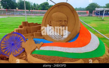 Der indische Sandkünstler Ajay Rawat kreiert Sandkunst anlässlich des Unabhängigkeitstages in Ajmer Rajasthan, Indien, am 15. August 2020. Himanshu Sharma Ajmer (Foto von Himanshu Sharma/NurPhoto) Stockfoto