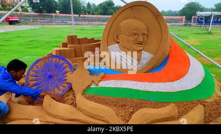 Der indische Sandkünstler Ajay Rawat kreiert Sandkunst anlässlich des Unabhängigkeitstages in Ajmer Rajasthan, Indien, am 15. August 2020. Himanshu Sharma Ajmer (Foto von Himanshu Sharma/NurPhoto) Stockfoto