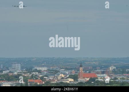 Militärflugzeuge zollen den Helden der Schlacht von Warschau 1920 Tribut, indem sie über Krakau flogen. Andere polnische Städte, darunter Bialystok, Stettin, Posen, Lublin, Kielce, Rzeszow, Olsztyn, Wroclaw, Lodz und Westerplatte, Haben ähnliche Fly-bys gemacht. In Warschau fanden die wichtigsten Feierlichkeiten zum Tag der polnischen Armee und zum 100.. Jahrestag der Schlacht von Warschau statt. Am Samstag, den 15. August 2020, in Krakau, Woiwodschaft Kleinpolen, Polen. (Foto von Artur Widak/NurPhoto) Stockfoto