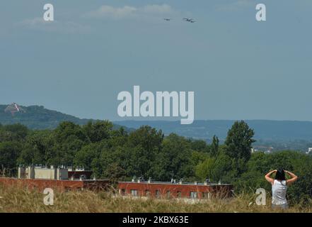 Militärflugzeuge zollen den Helden der Schlacht von Warschau 1920 Tribut, indem sie über Krakau flogen. Andere polnische Städte, darunter Bialystok, Stettin, Posen, Lublin, Kielce, Rzeszow, Olsztyn, Wroclaw, Lodz und Westerplatte, Haben ähnliche Fly-bys gemacht. In Warschau fanden die wichtigsten Feierlichkeiten zum Tag der polnischen Armee und zum 100.. Jahrestag der Schlacht von Warschau statt. Am Samstag, den 15. August 2020, in Krakau, Woiwodschaft Kleinpolen, Polen. (Foto von Artur Widak/NurPhoto) Stockfoto