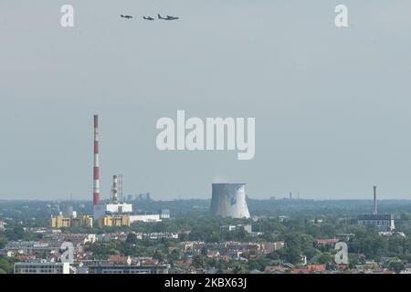 Militärflugzeuge zollen den Helden der Schlacht von Warschau 1920 Tribut, indem sie über Krakau flogen. Andere polnische Städte, darunter Bialystok, Stettin, Posen, Lublin, Kielce, Rzeszow, Olsztyn, Wroclaw, Lodz und Westerplatte, Haben ähnliche Fly-bys gemacht. In Warschau fanden die wichtigsten Feierlichkeiten zum Tag der polnischen Armee und zum 100.. Jahrestag der Schlacht von Warschau statt. Am Samstag, den 15. August 2020, in Krakau, Woiwodschaft Kleinpolen, Polen. (Foto von Artur Widak/NurPhoto) Stockfoto