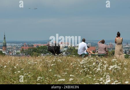 Militärflugzeuge zollen den Helden der Schlacht von Warschau 1920 Tribut, indem sie über Krakau flogen. Andere polnische Städte, darunter Bialystok, Stettin, Posen, Lublin, Kielce, Rzeszow, Olsztyn, Wroclaw, Lodz und Westerplatte, Haben ähnliche Fly-bys gemacht. In Warschau fanden die wichtigsten Feierlichkeiten zum Tag der polnischen Armee und zum 100.. Jahrestag der Schlacht von Warschau statt. Am Samstag, den 15. August 2020, in Krakau, Woiwodschaft Kleinpolen, Polen. (Foto von Artur Widak/NurPhoto) Stockfoto