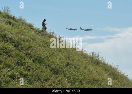 Militärflugzeuge zollen den Helden der Schlacht von Warschau 1920 Tribut, indem sie über Krakau flogen. Andere polnische Städte, darunter Bialystok, Stettin, Posen, Lublin, Kielce, Rzeszow, Olsztyn, Wroclaw, Lodz und Westerplatte, Haben ähnliche Fly-bys gemacht. In Warschau fanden die wichtigsten Feierlichkeiten zum Tag der polnischen Armee und zum 100.. Jahrestag der Schlacht von Warschau statt. Am Samstag, den 15. August 2020, in Krakau, Woiwodschaft Kleinpolen, Polen. (Foto von Artur Widak/NurPhoto) Stockfoto