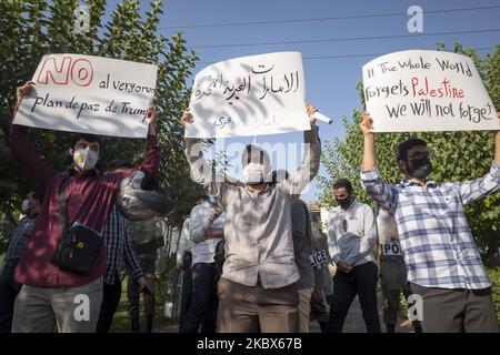 Iranische Demonstranten halten Plakate während einer Protestveranstaltung vor der Botschaft der Vereinigten Arabischen Emirate im Nordwesten Teherans am 15. August 2020 auf. Eine Gruppe iranischer Studenten der Universität Teheran versammelt sich vor der Botschaft der Vereinigten Arabischen Emirate, um ihren Protest gegen die diplomatischen Beziehungen zwischen den Vereinigten Arabischen Emiraten und Israel zu zeigen. (Foto von Morteza Nikoubazl/NurPhoto) Stockfoto