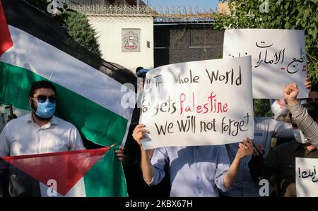 Iranische Demonstranten halten Plakate und palästinensische Fahnen während einer Protestveranstaltung vor der Botschaft der Vereinigten Arabischen Emirate im Nordwesten Teherans am 15. August 2020. Eine Gruppe iranischer Studenten der Universität Teheran versammelt sich vor der Botschaft der Vereinigten Arabischen Emirate, um ihren Protest gegen die diplomatischen Beziehungen zwischen den Vereinigten Arabischen Emiraten und Israel zu zeigen. (Foto von Morteza Nikoubazl/NurPhoto) Stockfoto