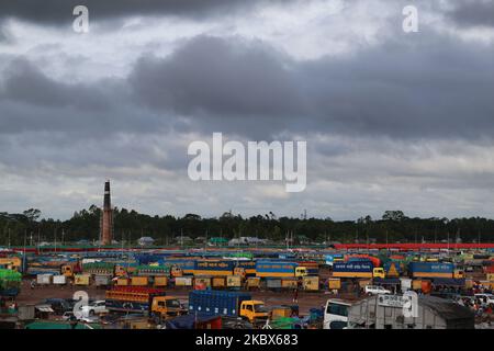 Am 15. August 2020 warten Fahrzeuge auf die Überquerung des Padma-Flusses in Maowa in der Nähe von Dhaka, Bangladesch. (Foto von Rehman Asad/NurPhoto) Stockfoto