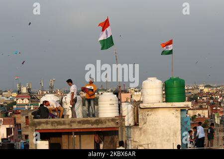 Am 15. August 2020 in Neu-Delhi, Indien, fliegen Menschen Drachen zum Unabhängigkeitstag 74. in der Nähe von Jama Masjid. Die Tradition des Drachenfliegens oder „Patang bazi“ ist ein fester Bestandteil der Feierlichkeiten zum Unabhängigkeitstag in Alt-Delhi und Teilen von Nordindien. (Foto von Mayank Makhija/NurPhoto) Stockfoto