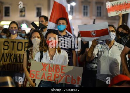 Demonstranten auf dem Hauptmarkt in Krakau gesehen. Mitglieder der lokalen belarussischen Diaspora, Aktivisten und lokale Unterstützer treffen sich am Samstagabend erneut, um ihre Solidarität mit den Belarussen während der Solidaritätskundgebung in Krakau auszudrücken. Am 15. August 2020 in Krakau, Polen. (Foto von Artur Widak/NurPhoto) Stockfoto