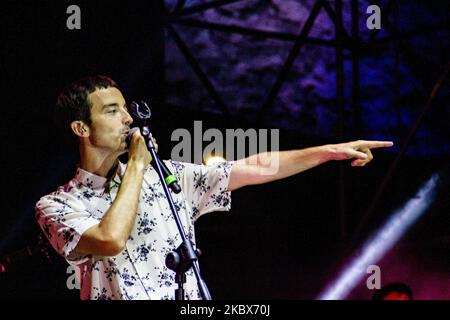 Der italienische Singer-Songwriter Diodato trat am 15. August 2020 auf der Bühne des Cinzella Festivals in Grottaglie (TA) auf. (Foto: Mimmo Lamacchia/NurPhoto) Stockfoto