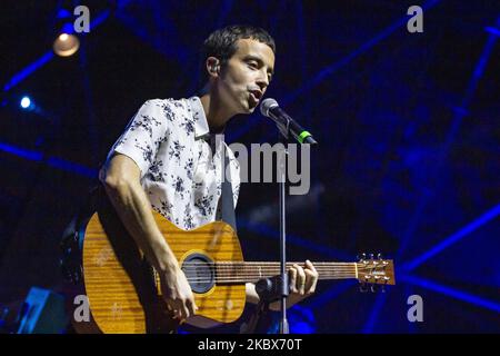 Der italienische Singer-Songwriter Diodato trat am 15. August 2020 auf der Bühne des Cinzella Festivals in Grottaglie (TA) auf. (Foto: Mimmo Lamacchia/NurPhoto) Stockfoto