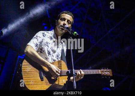 Der italienische Singer-Songwriter Diodato trat am 15. August 2020 auf der Bühne des Cinzella Festivals in Grottaglie (TA) auf. (Foto: Mimmo Lamacchia/NurPhoto) Stockfoto