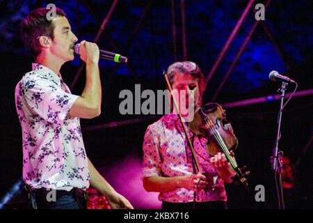 Der italienische Singer-Songwriter Diodato trat am 15. August 2020 auf der Bühne des Cinzella Festivals in Grottaglie (TA) auf. (Foto: Mimmo Lamacchia/NurPhoto) Stockfoto