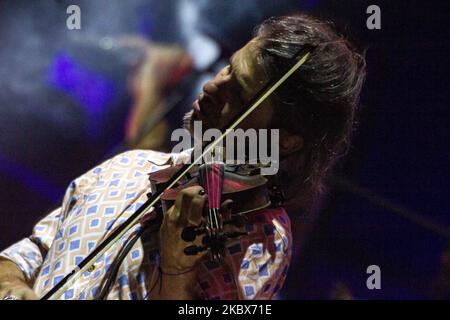 Rodrigo D'Erasmo tritt am 15. August 2020 auf der Bühne des Cinzella Festivals in Grottaglie (TA) auf. (Foto: Mimmo Lamacchia/NurPhoto) Stockfoto