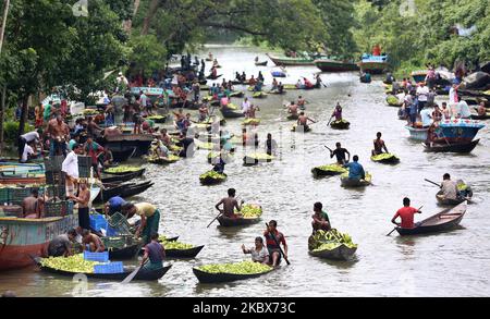 Am 16. August 2020 rudern Bauern mit Guaven beladene Boote auf ihrem Weg zu einem schwimmenden Markt in Barisal, Bangladesch. Tausende von Bauern verdienen ihren Lebensunterhalt beim Anbau und Verkauf dieser Guavas. Guava, eine beerartige Frucht, wird oft als 'Apfel der Tropen' bezeichnet. Obwohl es seinen Ursprung im tropischen Amerika (in dem Land zwischen Mexiko und Peru), heute ist es eine der wichtigsten Obstkulturen von Bangladesch, wo itâ €™s im ganzen Land gewachsen. Die südliche Region von Bangladesch, insbesondere die Bezirke Barisal, Pirojpur und Jhalbokathi, sind die wichtigsten Guava-produzierenden Gebiete. Niemand ist sich sicher, wenn e Stockfoto