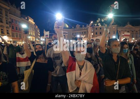 Demonstranten auf dem Hauptmarkt in Krakau gesehen. Mitglieder der lokalen belarussischen Diaspora, Aktivisten und lokale Unterstützer treffen sich am Samstagabend erneut, um ihre Solidarität mit den Belarussen während der Solidaritätskundgebung in Krakau auszudrücken. Am 15. August 2020 in Krakau, Polen. (Foto von Artur Widak/NurPhoto) Stockfoto