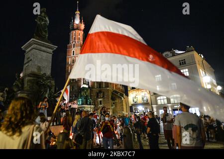 Demonstranten auf dem Hauptmarkt in Krakau gesehen. Mitglieder der lokalen belarussischen Diaspora, Aktivisten und lokale Unterstützer treffen sich am Samstagabend erneut, um ihre Solidarität mit den Belarussen während der Solidaritätskundgebung in Krakau auszudrücken. Am 15. August 2020 in Krakau, Polen. (Foto von Artur Widak/NurPhoto) Stockfoto