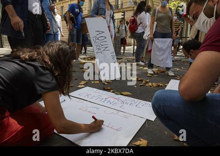 Demonstranten demonstrieren gegen libanesische Behörden und die politische Korruption im Libanon im Zusammenhang mit der massiven Explosion im Hafen von Beirut in Paris am 16. August 2020. Nach Angaben der libanesischen Behörde wurden mindestens 179 Menschen getötet, Und mehr als 6.000 Verletzte, wobei 49 bei der Explosion in Beirut, die am 04. August den Hafenbereich verwüstet und vermutlich durch geschätzte 2.750 Tonnen Ammoniumnitrat in einem Lagerhaus verursacht wurde, noch fehlen. (Foto von Adnan Farzat/NurPhoto) Stockfoto