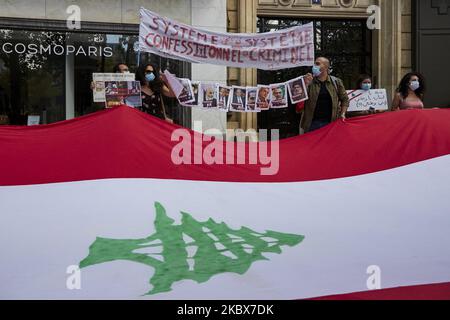 Demonstranten demonstrieren gegen libanesische Behörden und die politische Korruption im Libanon im Zusammenhang mit der massiven Explosion im Hafen von Beirut in Paris am 16. August 2020. Nach Angaben der libanesischen Behörde wurden mindestens 179 Menschen getötet, Und mehr als 6.000 Verletzte, wobei 49 bei der Explosion in Beirut, die am 04. August den Hafenbereich verwüstet und vermutlich durch geschätzte 2.750 Tonnen Ammoniumnitrat in einem Lagerhaus verursacht wurde, noch fehlen. (Foto von Adnan Farzat/NurPhoto) Stockfoto