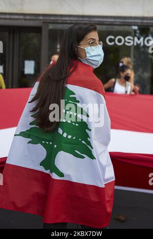 Demonstranten demonstrieren gegen libanesische Behörden und die politische Korruption im Libanon im Zusammenhang mit der massiven Explosion im Hafen von Beirut in Paris am 16. August 2020. Nach Angaben der libanesischen Behörde wurden mindestens 179 Menschen getötet, Und mehr als 6.000 Verletzte, wobei 49 bei der Explosion in Beirut, die am 04. August den Hafenbereich verwüstet und vermutlich durch geschätzte 2.750 Tonnen Ammoniumnitrat in einem Lagerhaus verursacht wurde, noch fehlen. (Foto von Adnan Farzat/NurPhoto) Stockfoto