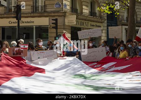 Demonstranten demonstrieren gegen libanesische Behörden und die politische Korruption im Libanon im Zusammenhang mit der massiven Explosion im Hafen von Beirut in Paris am 16. August 2020. Nach Angaben der libanesischen Behörde wurden mindestens 179 Menschen getötet, Und mehr als 6.000 Verletzte, wobei 49 bei der Explosion in Beirut, die am 04. August den Hafenbereich verwüstet und vermutlich durch geschätzte 2.750 Tonnen Ammoniumnitrat in einem Lagerhaus verursacht wurde, noch fehlen. (Foto von Adnan Farzat/NurPhoto) Stockfoto