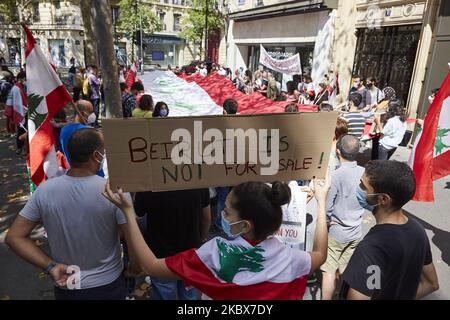 Demonstranten demonstrieren gegen libanesische Behörden und die politische Korruption im Libanon im Zusammenhang mit der massiven Explosion im Hafen von Beirut in Paris am 16. August 2020. Nach Angaben der libanesischen Behörde wurden mindestens 179 Menschen getötet, Und mehr als 6.000 Verletzte, wobei 49 bei der Explosion in Beirut, die am 04. August den Hafenbereich verwüstet und vermutlich durch geschätzte 2.750 Tonnen Ammoniumnitrat in einem Lagerhaus verursacht wurde, noch fehlen. (Foto von Adnan Farzat/NurPhoto) Stockfoto