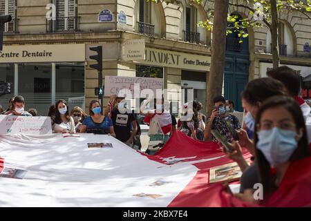 Demonstranten demonstrieren gegen libanesische Behörden und die politische Korruption im Libanon im Zusammenhang mit der massiven Explosion im Hafen von Beirut in Paris am 16. August 2020. Nach Angaben der libanesischen Behörde wurden mindestens 179 Menschen getötet, Und mehr als 6.000 Verletzte, wobei 49 bei der Explosion in Beirut, die am 04. August den Hafenbereich verwüstet und vermutlich durch geschätzte 2.750 Tonnen Ammoniumnitrat in einem Lagerhaus verursacht wurde, noch fehlen. (Foto von Adnan Farzat/NurPhoto) Stockfoto