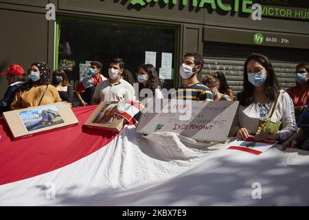 Demonstranten demonstrieren gegen libanesische Behörden und die politische Korruption im Libanon im Zusammenhang mit der massiven Explosion im Hafen von Beirut in Paris am 16. August 2020. Nach Angaben der libanesischen Behörde wurden mindestens 179 Menschen getötet, Und mehr als 6.000 Verletzte, wobei 49 bei der Explosion in Beirut, die am 04. August den Hafenbereich verwüstet und vermutlich durch geschätzte 2.750 Tonnen Ammoniumnitrat in einem Lagerhaus verursacht wurde, noch fehlen. (Foto von Adnan Farzat/NurPhoto) Stockfoto