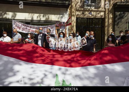 Demonstranten demonstrieren gegen libanesische Behörden und die politische Korruption im Libanon im Zusammenhang mit der massiven Explosion im Hafen von Beirut in Paris am 16. August 2020. Nach Angaben der libanesischen Behörde wurden mindestens 179 Menschen getötet, Und mehr als 6.000 Verletzte, wobei 49 bei der Explosion in Beirut, die am 04. August den Hafenbereich verwüstet und vermutlich durch geschätzte 2.750 Tonnen Ammoniumnitrat in einem Lagerhaus verursacht wurde, noch fehlen. (Foto von Adnan Farzat/NurPhoto) Stockfoto