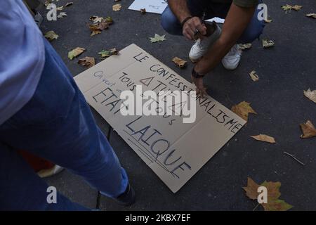 Demonstranten demonstrieren gegen libanesische Behörden und die politische Korruption im Libanon im Zusammenhang mit der massiven Explosion im Hafen von Beirut in Paris am 16. August 2020. Nach Angaben der libanesischen Behörde wurden mindestens 179 Menschen getötet, Und mehr als 6.000 Verletzte, wobei 49 bei der Explosion in Beirut, die am 04. August den Hafenbereich verwüstet und vermutlich durch geschätzte 2.750 Tonnen Ammoniumnitrat in einem Lagerhaus verursacht wurde, noch fehlen. (Foto von Adnan Farzat/NurPhoto) Stockfoto