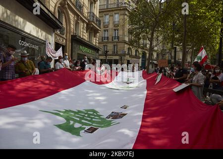 Demonstranten demonstrieren gegen libanesische Behörden und die politische Korruption im Libanon im Zusammenhang mit der massiven Explosion im Hafen von Beirut in Paris am 16. August 2020. Nach Angaben der libanesischen Behörde wurden mindestens 179 Menschen getötet, Und mehr als 6.000 Verletzte, wobei 49 bei der Explosion in Beirut, die am 04. August den Hafenbereich verwüstet und vermutlich durch geschätzte 2.750 Tonnen Ammoniumnitrat in einem Lagerhaus verursacht wurde, noch fehlen. (Foto von Adnan Farzat/NurPhoto) Stockfoto