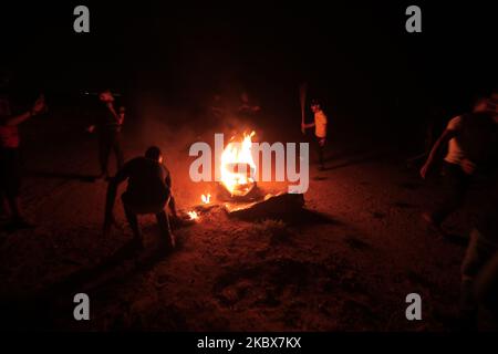 Palästinensische Demonstranten, die sich selbst als „Einheiten der nächtlichen Verwirrung“ bezeichnen, versammeln sich in der Nähe der Grenze zwischen Gaza und Israel im Osten des Gazastreifens, 15. August 2020. Fünf palästinensische Demonstranten wurden während des Protestes in der Nähe der Grenze zwischen Israel und dem östlichen Gazastreifen verletzt. (Foto von Majdi Fathi/NurPhoto) Stockfoto