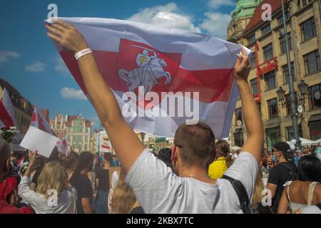 Demonstranten in Breslau, Polen, am 17. August 2020. Mitglieder der lokalen belarussischen Diaspora, Aktivisten und lokale Unterstützer, um ihre Solidarität mit den Belarussen während der Solidaritätskundgebung im Zusammenhang mit den politischen Ereignissen in ihrem Land auszudrücken. (Foto von Krzysztof Zatycki/NurPhoto) Stockfoto