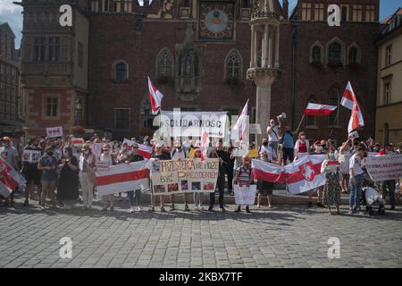 Demonstranten in Breslau, Polen, am 17. August 2020. Mitglieder der lokalen belarussischen Diaspora, Aktivisten und lokale Unterstützer, um ihre Solidarität mit den Belarussen während der Solidaritätskundgebung im Zusammenhang mit den politischen Ereignissen in ihrem Land auszudrücken. (Foto von Krzysztof Zatycki/NurPhoto) Stockfoto